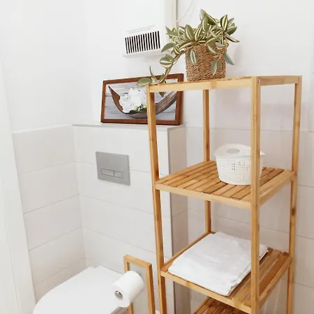 Gyoengy Apartment *